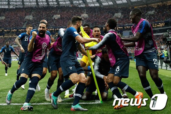 프랑스 선수들이 16일(한국시간) 러시아 모스크바의 루즈니키 스타디움에서 열린 크로아티아와의 2018 국제축구연맹(FIFA) 러시아 월드컵 결승전에서 득점 후 기뻐하고 있다. © AFP=News1