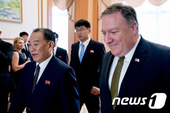 김영철 북한 조선노동당 중앙위 부위원장 겸 통일전선부장(왼쪽)과 마이크 폼페이오 미국 국무장관(오른쪽) <자료사진> © AFP=뉴스1