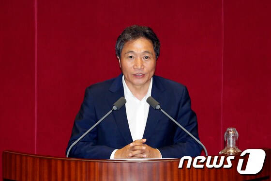국회 정보위원장인 이학재 바른미래당 의원. 뉴스1 © News1 안은나 기자