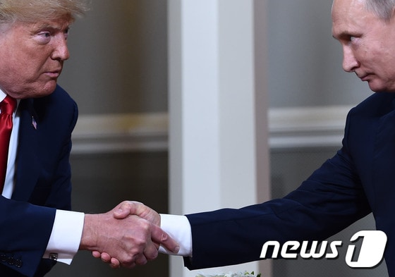 15일(현지시간) 일대일 회담을 앞두고 핀란드 헬싱키 소재 대통령궁에서 악수를 나누는 도널드 트럼프 미국 대통령(왼쪽)과 블라디미르 푸틴 러시아 대통령. © AFP=뉴스1