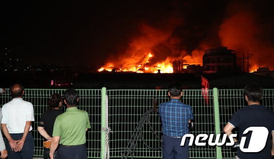16일 오후 11시40분께 인천시 서구 오류동 한 합성수지 공장에서 큰 불이 나 인근 주민들이 화재현장을 지켜보고 있다.2018.7.17/뉴스1 © News1 정진욱 기자