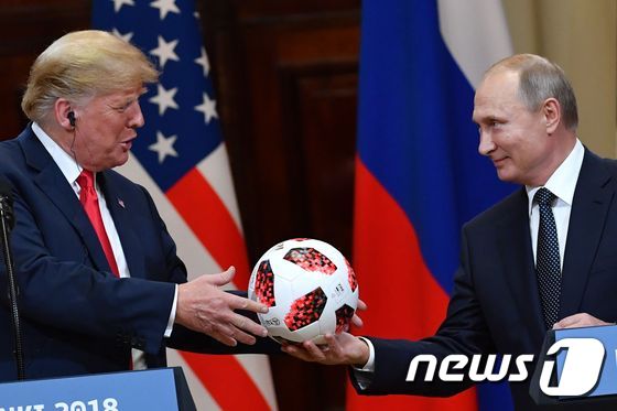 공동 기자회견을 하는 도널드 트럼프 미국 대통령(왼쪽)과 블라디미르 푸틴 러시아 대통령. © AFP=뉴스1