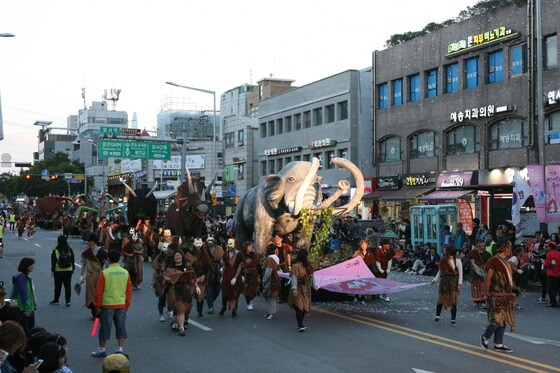 선사문화축제 거리 퍼레이드(강동구 제공).© News1