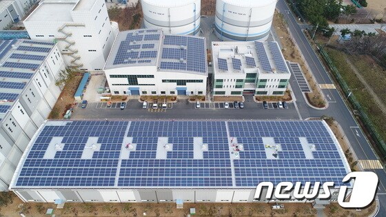 태안화력발전소 부대건물 지붕에 설치한 13.9MW 규모의 태양광. ©News1
