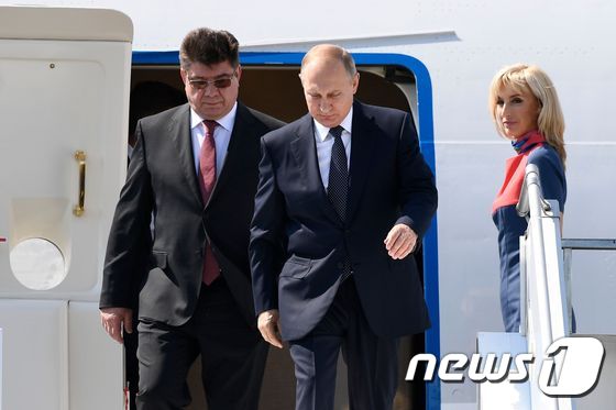 16일(현지시간) 핀란드에 도착한 블라미디르 푸틴 러시아 대통령(가운데). © AFP=뉴스1