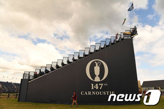 147번째 디오픈 챔피언십이 열리는 스코틀랜드 앵커스의 커누스티 골프 링크스. 18번홀 근처에 거대 스탠딩석이 마련돼 있다. © AFP=뉴스1