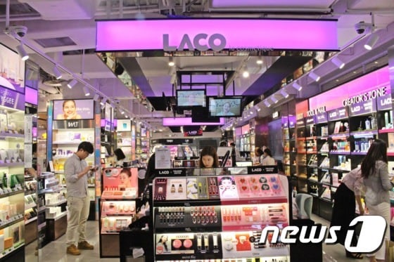 롯데백화점의 새로운 뷰티편집숍 '라코' 매장.© News1