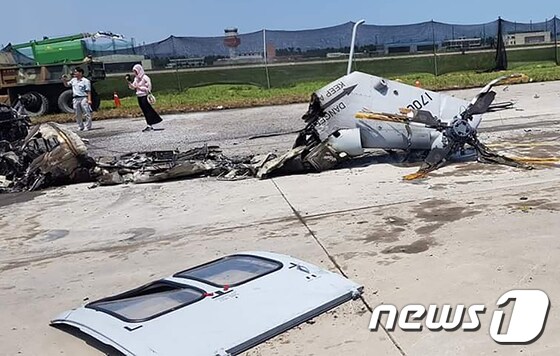 지난 18일 경북 포항 해군 6항공전단 활주로에 추락한 해병대 마린온 헬기 잔해가 흩어져 있다. (유족 제공) © News1