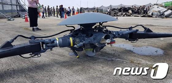 지난 18일 경북 포항 해군 6항공전단 활주로에 추락한 해병대 마린온 헬기 잔해가 흩어져 있다. (유족 제공) ⓒ News1