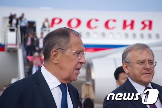 알렉산드르 마체고라 북한주재 러시아 대사(오른쪽)와 세르게이 라브로프 러 외무장관 © AFP=뉴스1