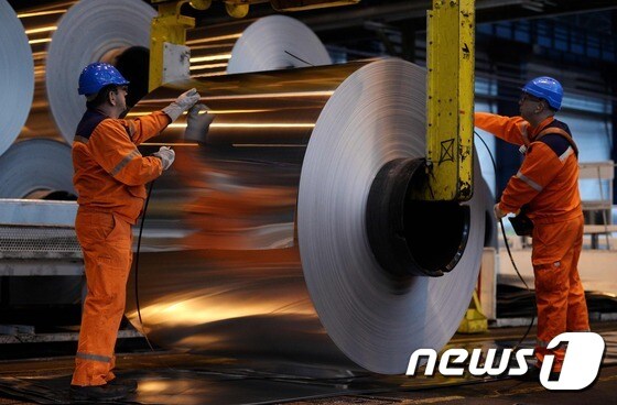프랑스의 한 공장에서 근로자들이 알루미늄 롤을 다루고 있다. © AFP=뉴스1