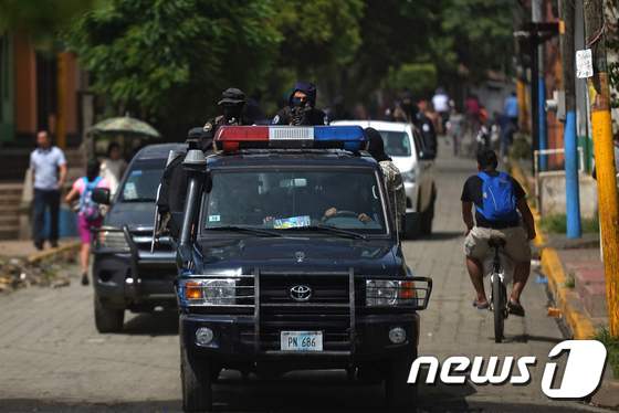 마사야시를 순찰하는 군 당국 관계자들. © AFP=뉴스1