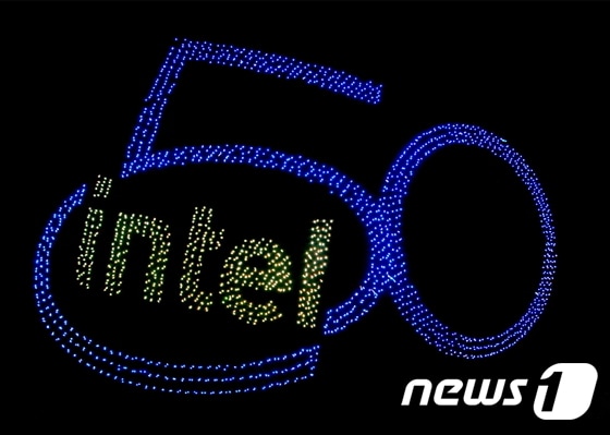 인텔 창립 50주년 기념 드론 라이트 쇼© News1