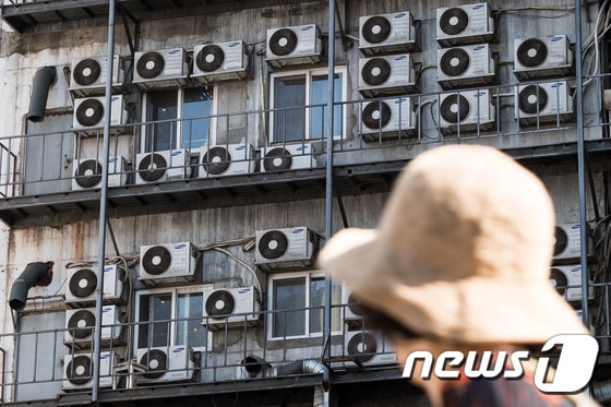 연일 이어지는 폭염으로 여름철 최대 전력수요가 폭증하고 있는 19일 서울시내 한 건물 외벽에 에어콘 실외기가 힘차게 돌아가고 있다. 2018.7.19/뉴스1 © News1 유승관 기자