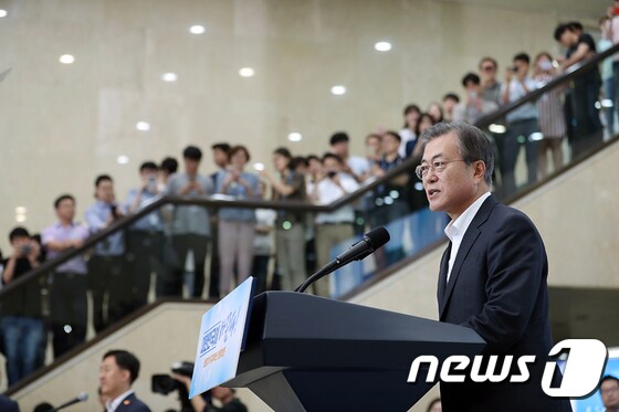 문재인 대통령이 31일 경기 판교 스타트업캠퍼스에서 '데이터산업 활성화 방안'에 대해 모두발언하고 있다.  