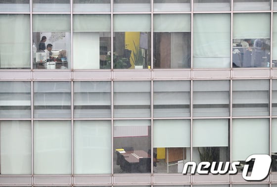 주 52시간 근무제가 시행되고 첫 근무일인 2일 오후 서울 광화문의 한 빌딩에서 직장인들이 야근을 하고 있다. 2018.7.2/뉴스1 © News1 신웅수 기자