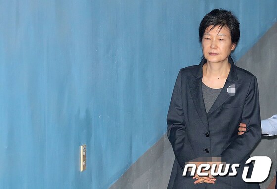 국가정보원 특수활동비 수수· 등으로 구속기소 된 박근혜 전 대통령(왼쪽)2018.7.20/뉴스1