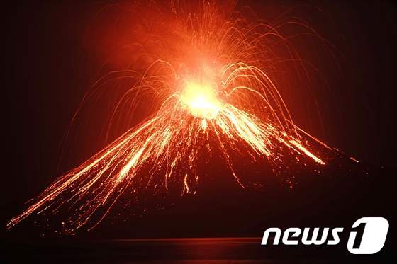19일(현지시간) 인도네시아 라카타 섬의 아낙 크라카타우 화산이 폭발해 산 전체가 용암으로 뒤덮여 있다. /© AFP=뉴스1 © News1