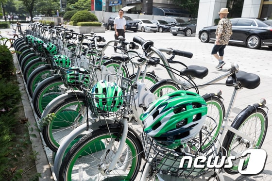 20일 서울 여의도의 한 따릉이 대여소에 비치된 자전거에 안전모가 놓여 있다. 2018.7.20/뉴스1 © News1 유승관 기자