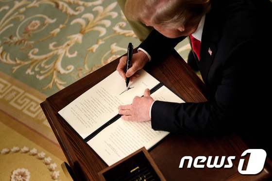일자리 관련 행정명령에 서명 중인 도널드 트럼프 미국 대통령. (자료사진) © AFP=뉴스1