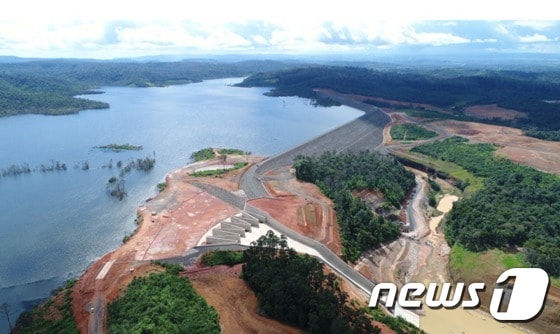 SK건설의 라오스 세피안-세남노이 수력발전 프로젝트 중 가장 규모가 큰 세남노이 댐의 모습. 이 곳에만 10.4억톤의 물이 담긴다.© News1