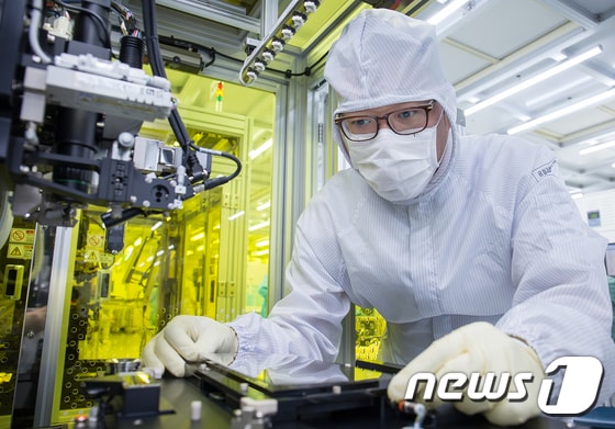 삼성전자 연구원이 마이크로LED 개발라인에서 유리 배선검사기에 기판을 올려 검사하고 있다. 삼성전자 제공) © News1 장은지 기자