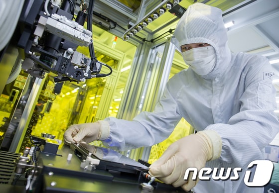 삼성전자 연구원이 마이크로LED 개발라인에서 유리 배선검사기에 기판을 올려 검사하고 있다. '(삼성전자 제공) © News1 장은지 기자