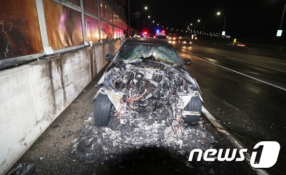 BMW 520d 승용차가 23일 오전 0시 10분쯤 인천시 남동구 서울외국순환고속도로 장수 IC 인근에서 불이났다. 불에 탄 차량의 모습.(부평소방서제공)2018.7.23/뉴스1 © News1 정진욱 기자