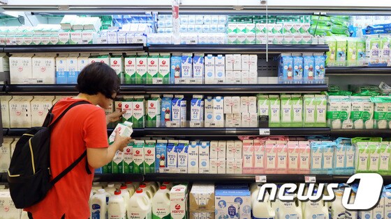 서울 시내의 한 대형마트에서 시민들이 우유 제품을 살펴보고 있다.  /뉴스1 © News1 이재명 기자