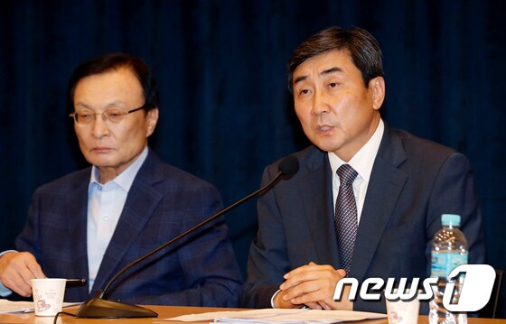 이종걸 더불어민주당 의원(우)과 이해찬 당 대표 후보.  © News1 안은나 기자