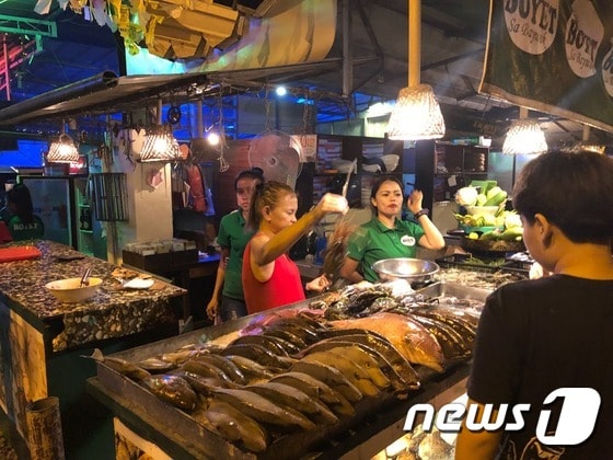 팔라완 푸에르토프린세사 야시장에서 필리핀 상인들이 생선을 팔고 있다. © News1 문대현 기자