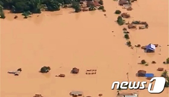 라오스 아타푸주에서 지난 23일(현지시간) 발생한 댐 붕괴사고로 수몰된 인근 마을을 현지 ABS라오스 방송이 촬영한 영상 캡처. © AFP=뉴스1