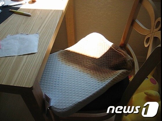직사광선으로 연기가 피어오르는 라텍스 베개. (부산소방본부 제공) © News1