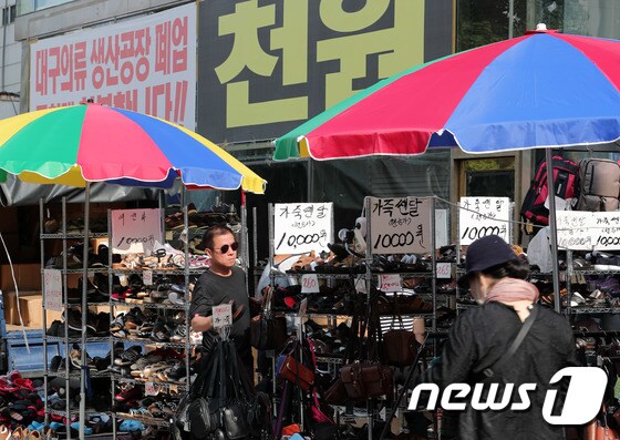 25일 오후 서울 종로구 한 상점에 폐업을 알리는 현수막이 게시돼 있다.(기사내용과 관계없음) 2018.7.25/뉴스1 © News1 이재명 기자