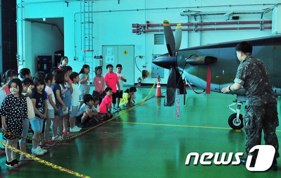 지난 24일 공군 제8전투비행단을 방문한 지역 학생들이 격납고에서 KA-1 항공기를 보며 설명을 듣고 있다. © News1 노정은 기자
