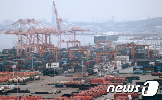 경기도 평택항 수출 야적장에 컨테이너들이 쌓여 있다.  2018.7.26/뉴스1 © News1 오장환 기자