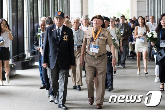 지난해 7월 26일 오후 서울 용산구 전쟁기념관을 찾은 유엔참전국 참전용사 및 가족들이 전사자명비를 참배하고 있다. 2018.7.26/뉴스1 © News1 유승관 기자