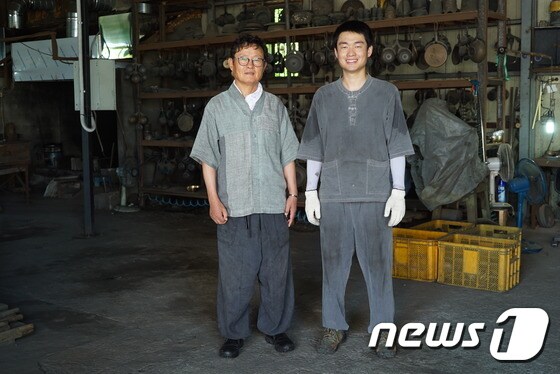 4대 째 유기공방을 이어가고 있는 이기홍 장인(좌/ 3대 전수자)과 이혁 작가(우/ 4대 전수자)© News1 김민우PD