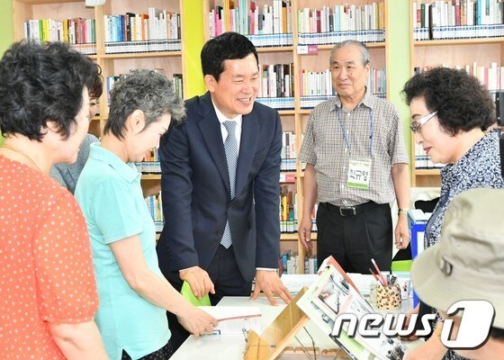 홍순헌 해운대구청장이 주민들과 소통을 하고 있다.  (해운대구 제공)© News1