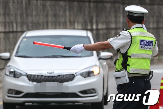 서울 중랑구 중랑캠핑숲 인근 도로에서 교통경찰이 피서지 음주운전을 단속하고 있다. © News1 성동훈 기자