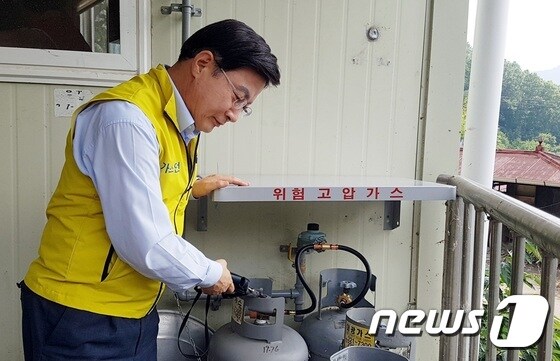 김형근 한국가스안전공사 사장이 경로당 가스시설을 점검하고 있다.(한국가스안전공사 제공)© News1