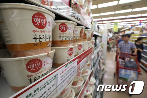 서울의 한 대형마트에서 시민들이 가정 간편식을 고르고 있다.뉴스1 © News1