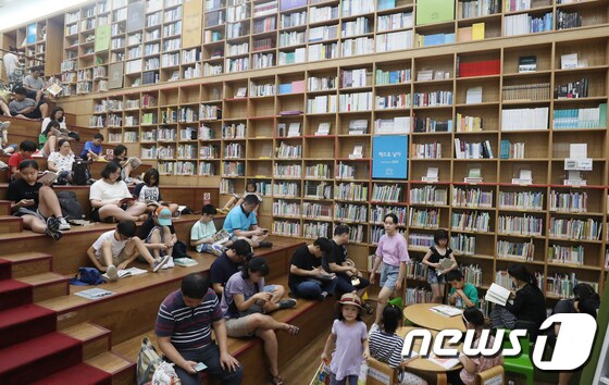 서울 중구 서울도서관에서 시민들이 독서를 하며 더위를 식히고 있다. 2018.7.29/뉴스1 © News1 송원영 기자