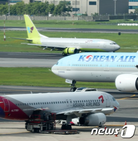 서울 강서구 김포공항 계류장에 대기 중인 국적항공사 항공기 모습. © News1 허경 기자