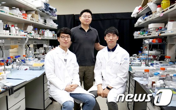 이상석 박사과정(왼쪽), 김신현 교수(가운데) 김종빈 박사과정(KAIST 제공)© News1