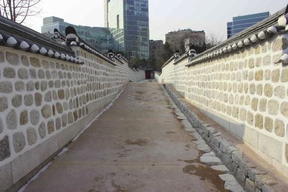 복원된 '고종의 길'(왼쪽이 미대사관, 오른쪽이 선원전 영역). 문화재청 제공