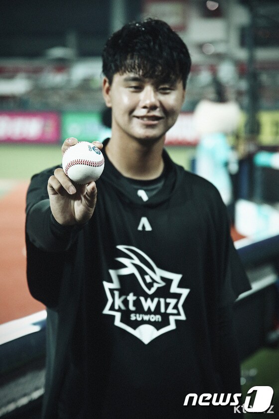 KT 위즈의 김민이 27일 LG전 승리 후 기념구를 들고 있다.(KT 위즈 제공) © News1