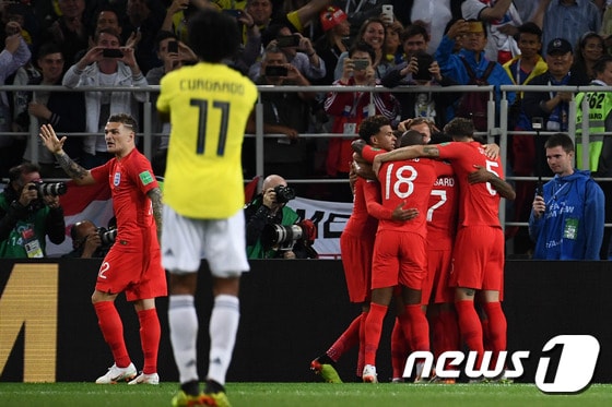 잉글랜드 선수들이 4일(한국시간) 러시아 모스크바의 스파르타크 스타디움에서 열린 콜롬비아와의 2018 국제축구연맹(FIFA) 러시아 월드컵 16강전에서 득점 후 기뻐하고 있다. © AFP=News1