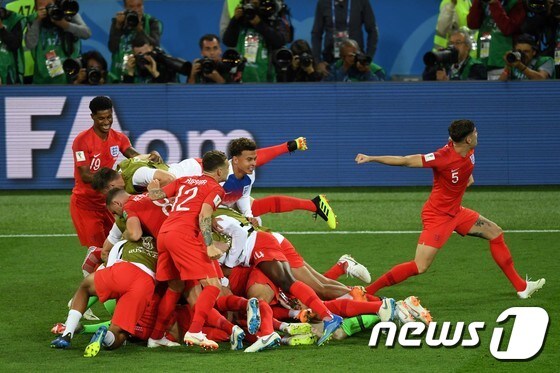 잉글랜드 선수들이 4일(한국시간) 러시아 모스크바릐 스파르타크 스타디움에서 열린 2018 국제축구연맹(FIFA) 러시아 월드컵 16강전에서 콜롬비아에 승부차기 끝에 승리한 뒤 기뻐하고 있다. © AFP=News1