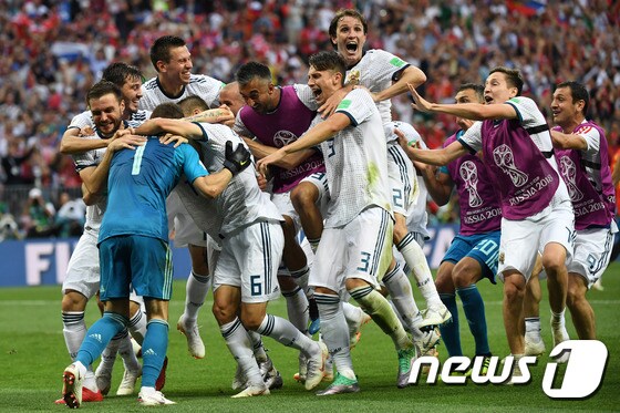 2018 국제축구연맹(FIFA) 러시아 월드컵 개최국 러시아는 스페인을 꺾는 이변을 일으키면서 8강에 진출했다. © AFP=News1